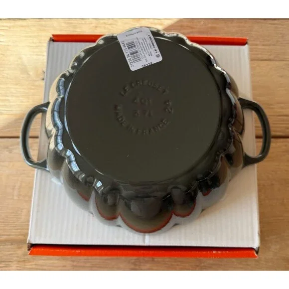 Le Creuset Enameled Cast Iron Pumpkin Cocotte 4 qt Thyme Green Gold Knob NEW - Picture 6 of 9
